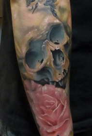 new school逼真的彩色骷髅玫瑰和小蜜蜂纹身图案