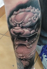 手臂写实石雕风格的唐狮纹身图案