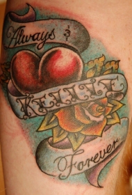 手臂彩色爱心与花朵纹身图案