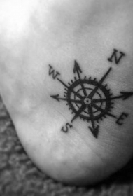 脚后跟微型黑色指南针纹身图案