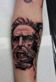 手臂黑色滑稽的男性头像纹身图案