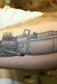 手臂复古老式汽车纹身图案