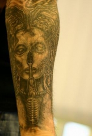 手臂生物力学机械女性纹身图案