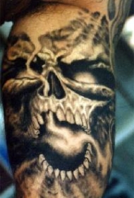 邪恶的黑色骷髅腿部纹身图案