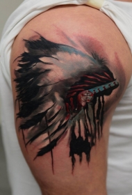 男性肩部彩色印度头盔纹身图案