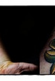 手腕彩色鸢尾符号纹身图案