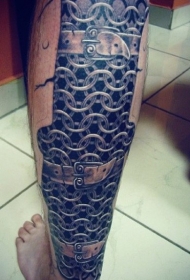 小腿非常写实的黑白中世纪铁链甲纹身图案