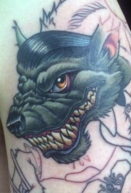 肩部彩色未完成的滑稽狼人纹身图案