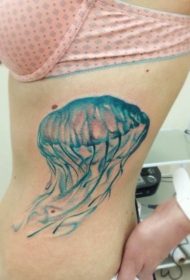 侧肋可爱的蓝色水母纹身图案