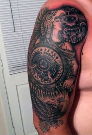 大臂old school黑色部落战士盾和鹰纹身图案