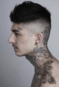 男士脖子灰色英文字母与各种玩具纹身