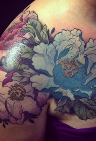 肩部彩色漂亮的牡丹花纹身图案