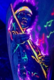 腿部彩色的荧光音乐家人像纹身图案