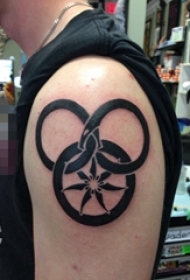 男生手臂上黑色几何花朵和蛇纹身图片
