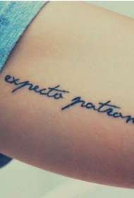 大臂内侧简单的小小黑色字母纹身图案