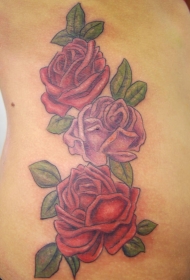 侧肋彩色美丽的玫瑰纹身图案