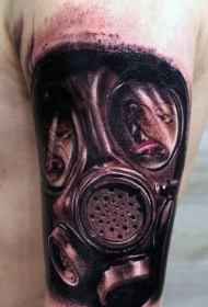 大臂华丽的黑灰防毒面具与狗纹身图案