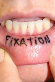 下嘴唇内黑色明亮的字母纹身图案