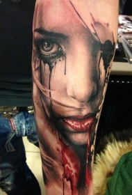 手臂彩色恐怖风格血腥妇女肖像纹身