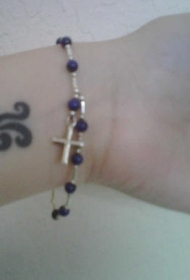 黑色花纹手腕纹身图案