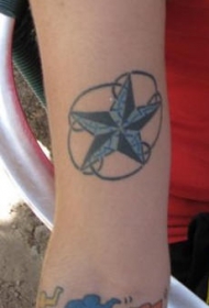 蓝色和黑色的星星纹身图案