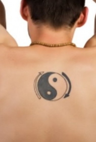 黑白的阴阳八卦背部纹身图案