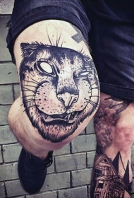 膝盖惊人的黑色猫头纹身图案