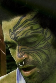 男性脸部的部落纹身图案