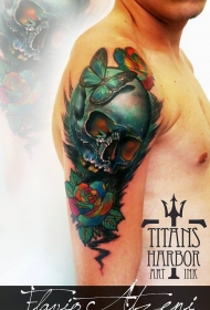 肩部美丽的七彩骷髅和蝴蝶玫瑰纹身图案