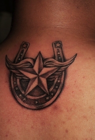 背部棕色马蹄铁与翅膀纹身图片