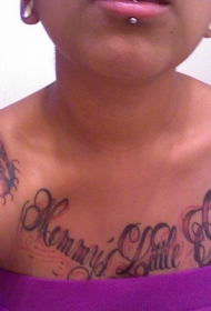 胸部小狗头像和花体英文字母纹身图案