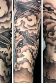 手臂棕色二战主题色的军用飞机纹身