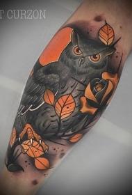 腿部新学校风格彩色猫头鹰与叶子纹身