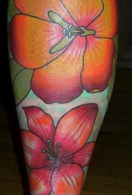 腿部彩色百合花纹身图片