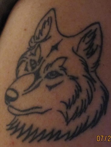 简约的黑色线条狼头纹身图案