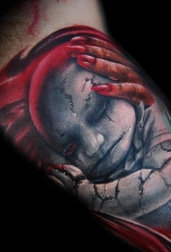 大臂石雕风格彩色损坏的娃娃头纹身图案