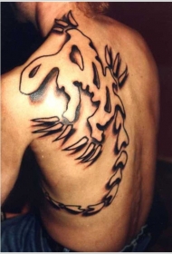 男子背部黑色的蜥蜴个性纹身图案