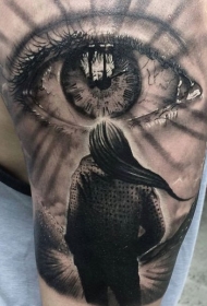 现实主义风格的彩色女性人物和眼睛纹身图案