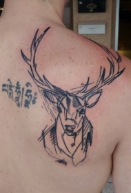 背部黑色线条鹿头和字符纹身图案