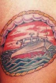 手臂彩色快乐船纹身图案