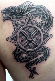 背部阿兹特克蛇和石像纹身图案
