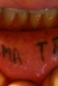 女性嘴唇简约英文字母纹身图片