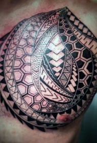 胸部黑色的波利尼西亚图腾纹身图案