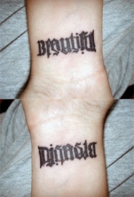 手腕漂亮的黑色花体字纹身图案