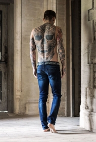 满背令人难以置信的黑白幻想骷髅纹身图案