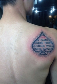 男性肩部小黑桃象征字母纹身图片