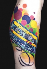 彩色复古音乐磁带与字母纹身图案