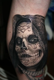 手臂黑灰死亡女郎肖像纹身图案