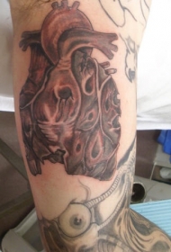 手臂上千疮百孔的心脏纹身图案
