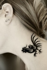 颈部黑色部落公鸡纹身图案